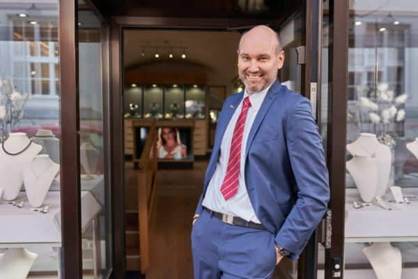 Markus Urban - lehnt an Eingangstüre